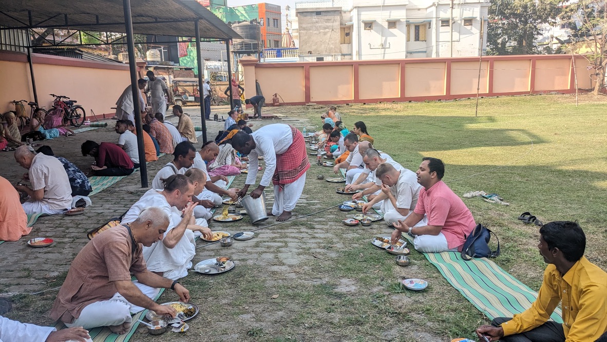 Outdoor Prasadam distribution