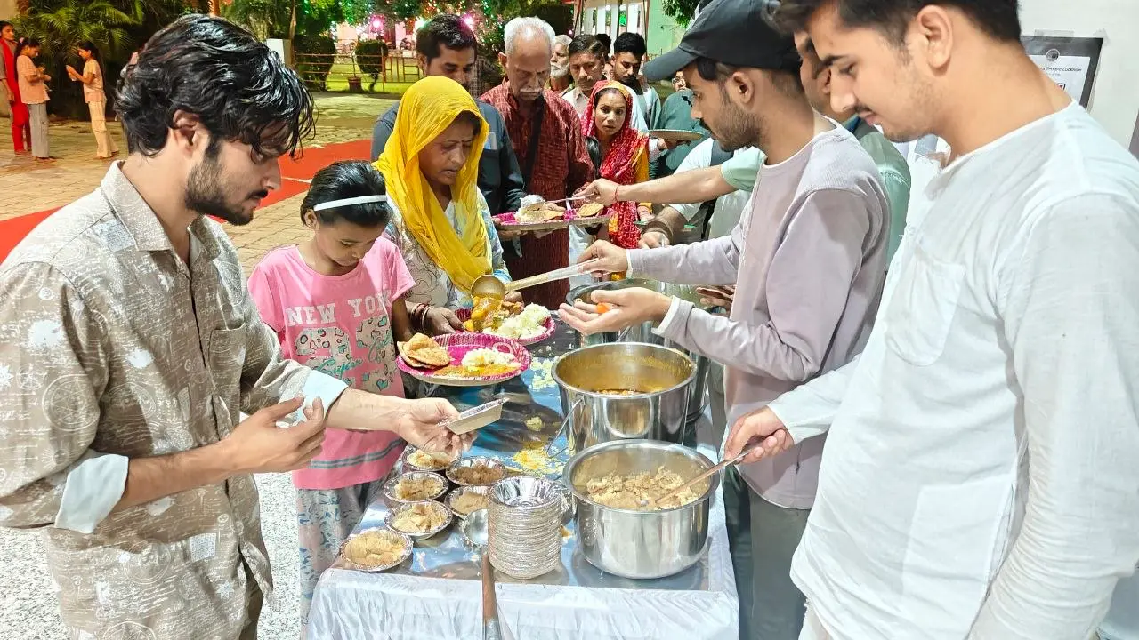 Prasadam distribution 9